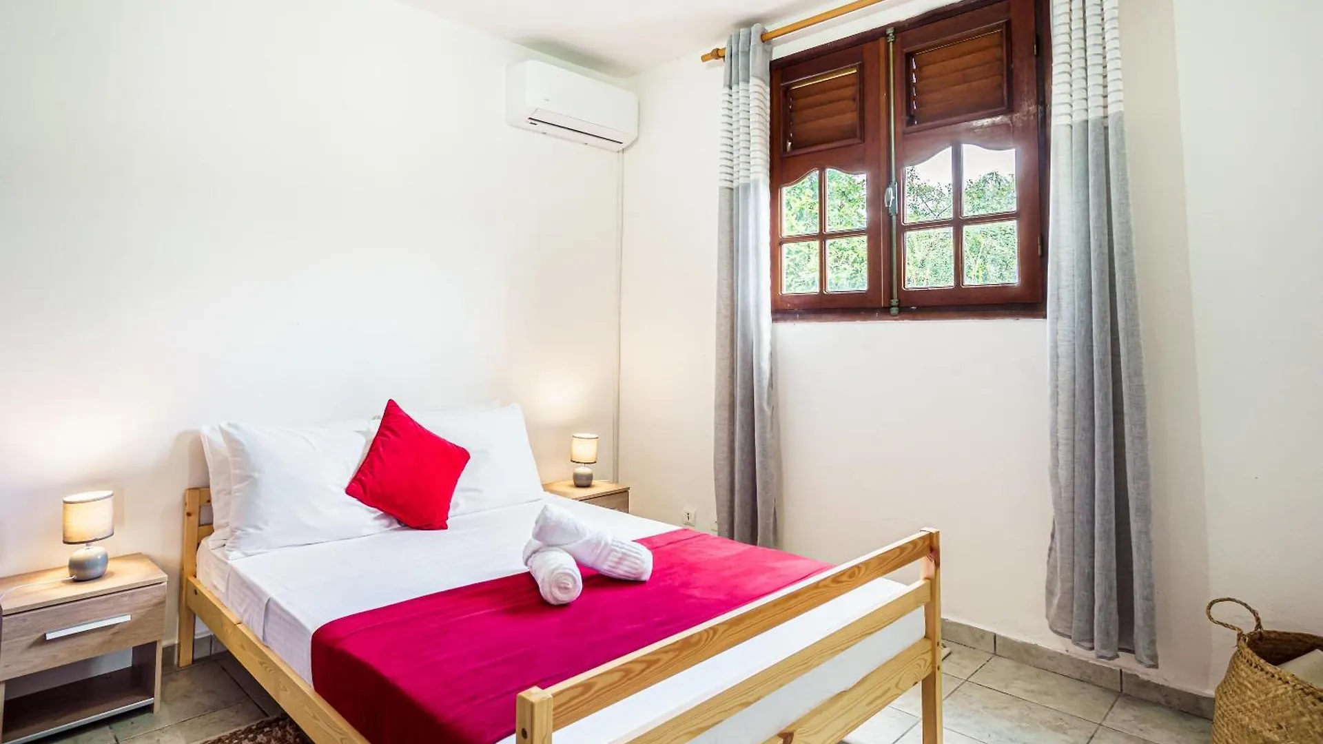 Anastasia - Maison Climatisee Avec Jardin Petit-Canal Holiday home
